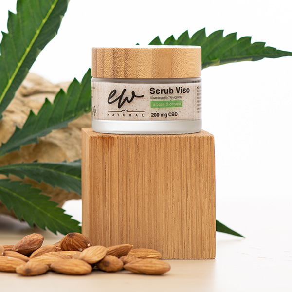 Scrub viso a base di canapa con cbd